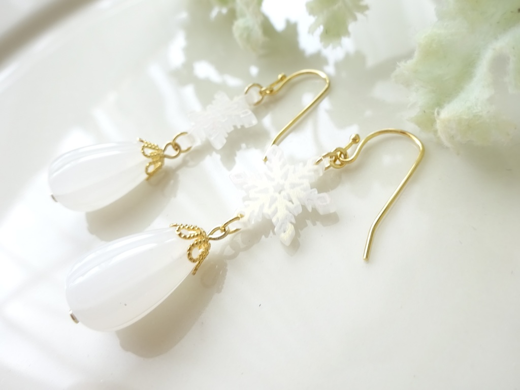 天然石と雪の結晶のピアス(イヤリングOK)