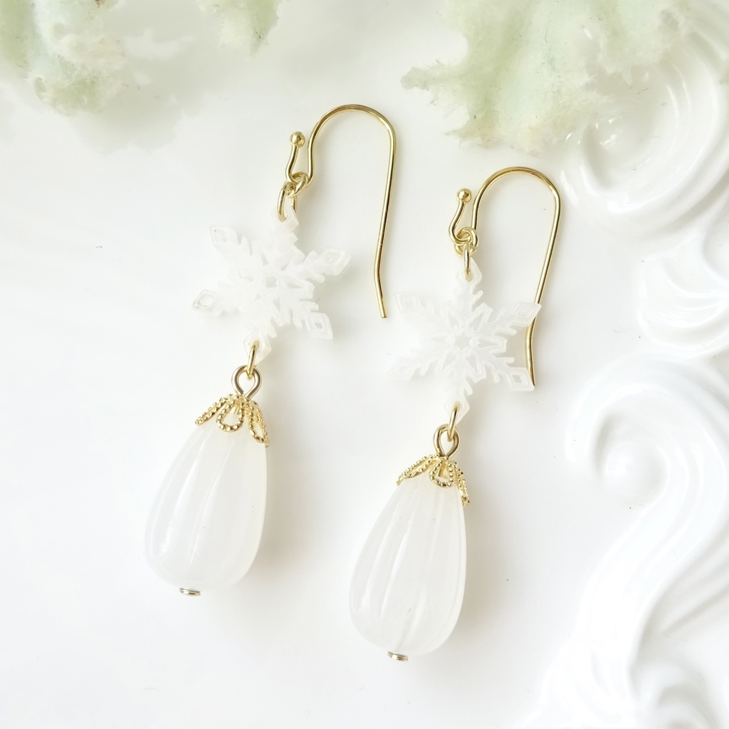 天然石と雪の結晶のピアス(イヤリングOK)