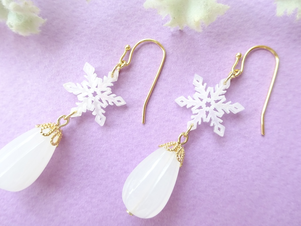 天然石と雪の結晶のピアス(イヤリングOK)