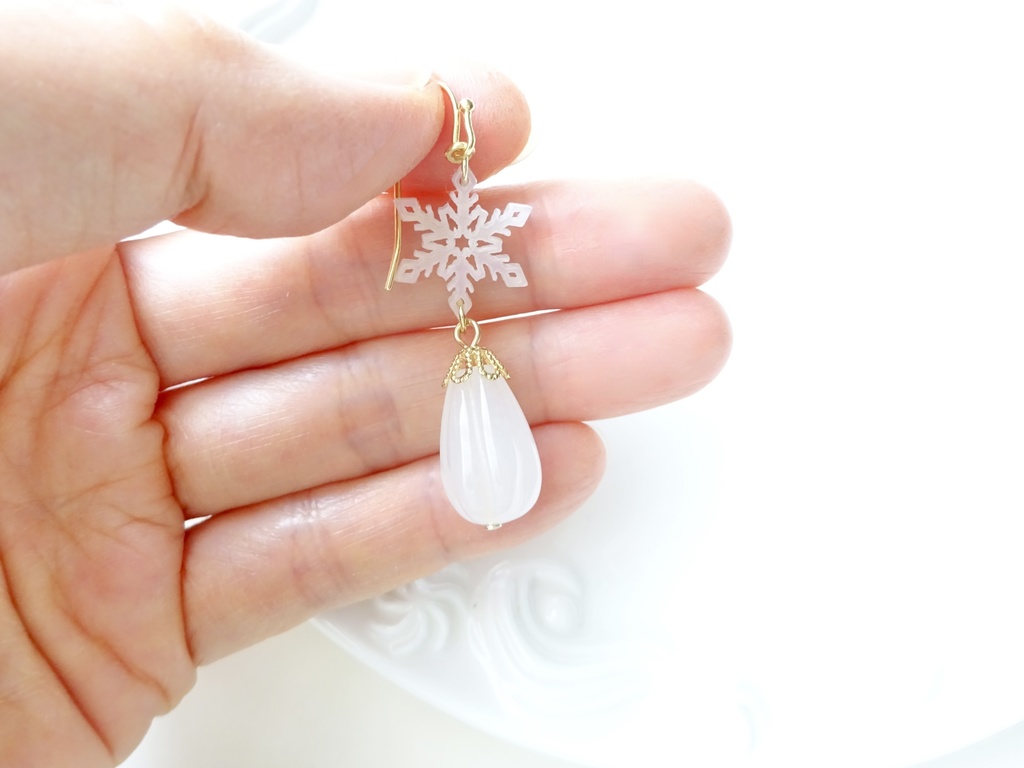 天然石と雪の結晶のピアス(イヤリングOK)
