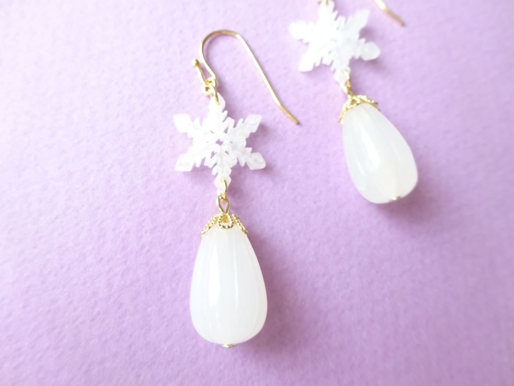 天然石と雪の結晶のピアス(イヤリングOK)