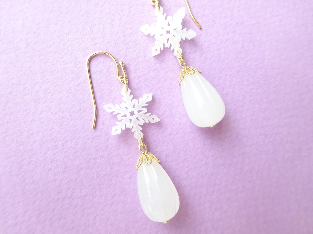 天然石と雪の結晶のピアス(イヤリングOK)