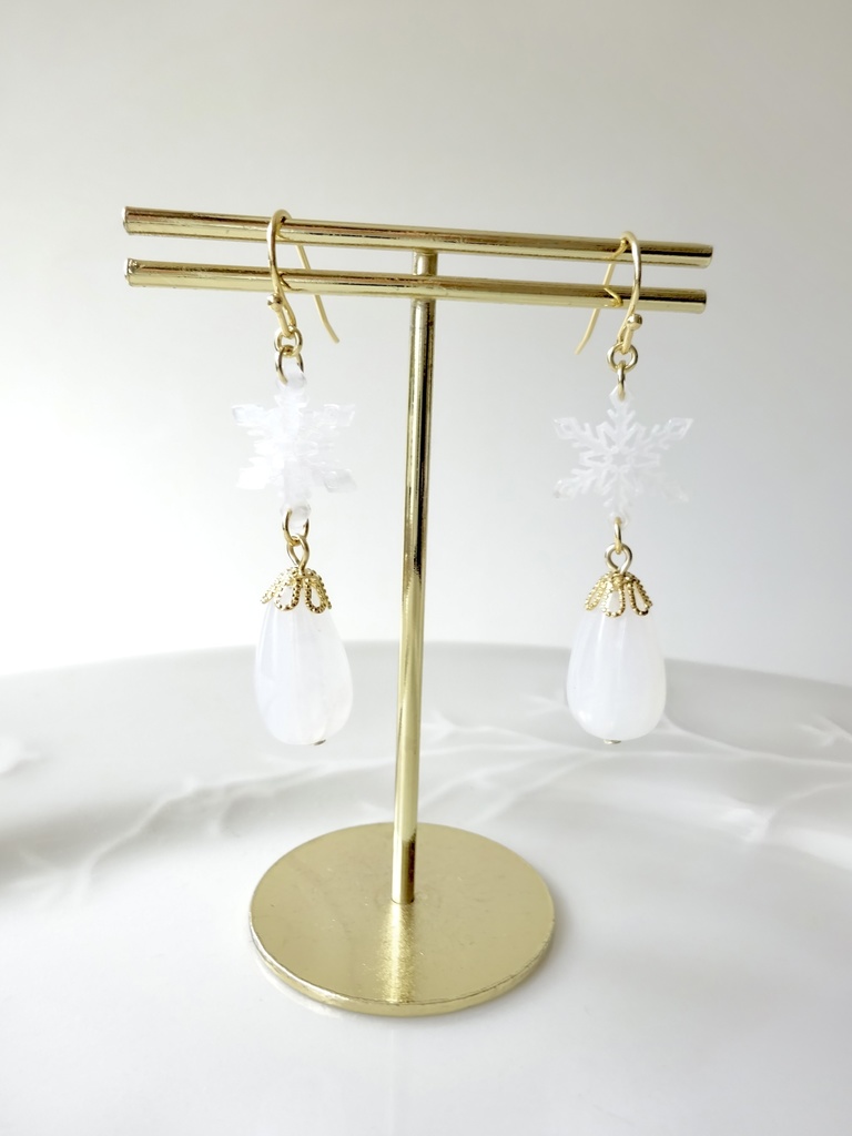 天然石と雪の結晶のピアス(イヤリングOK)