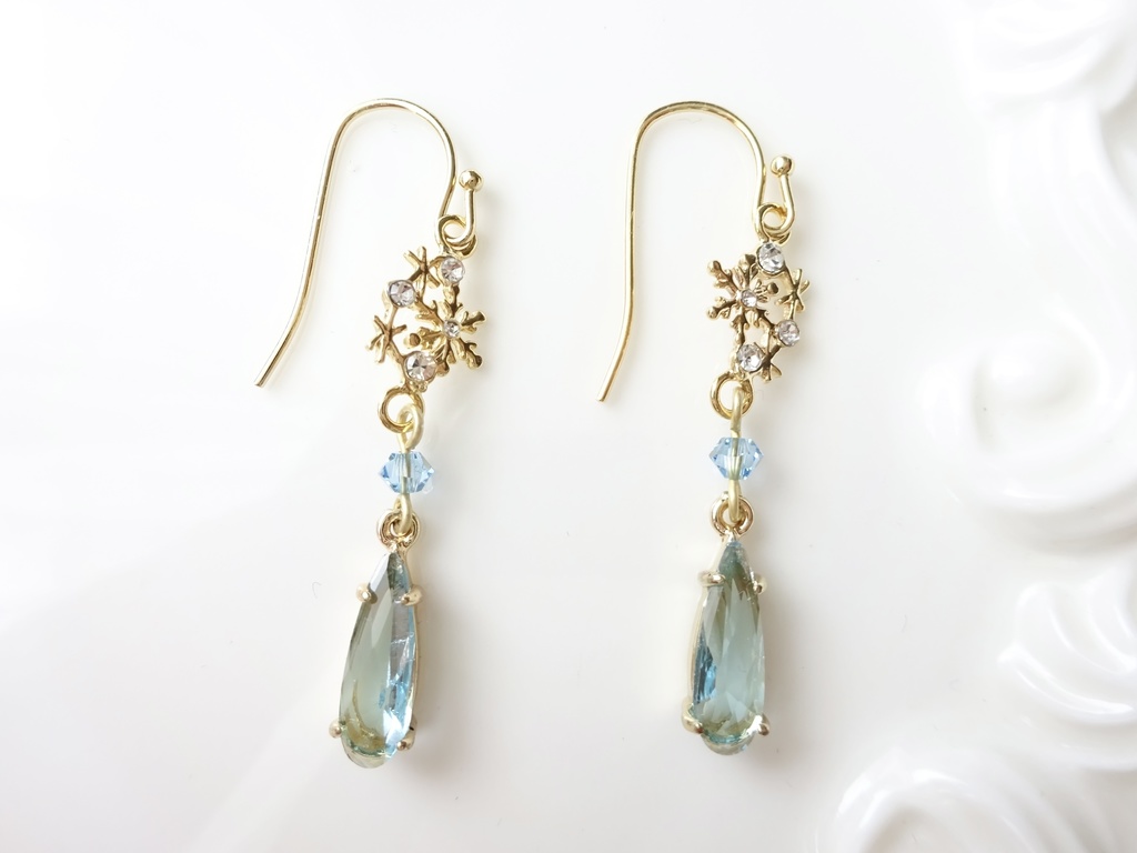 晴れた日のスノーフレークピアス(イヤリングOK)