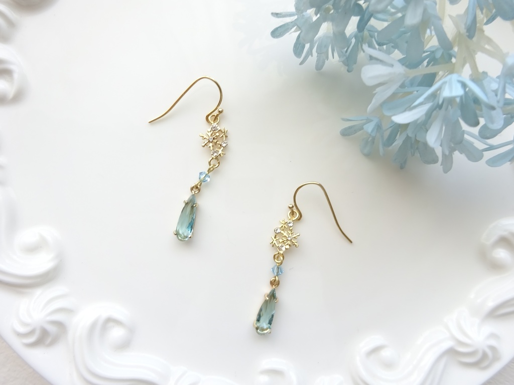 晴れた日のスノーフレークピアス(イヤリングOK)