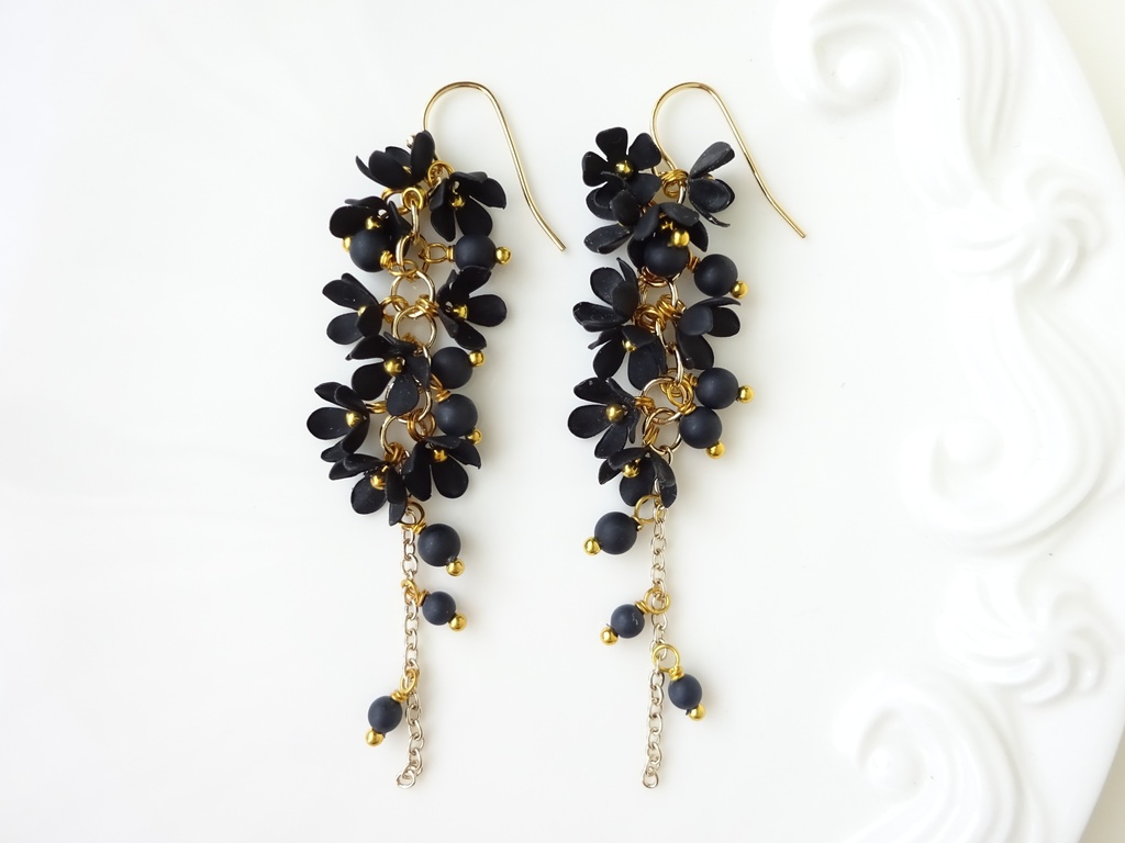 黒小花のシャンデリアピアス(イヤリングOK)