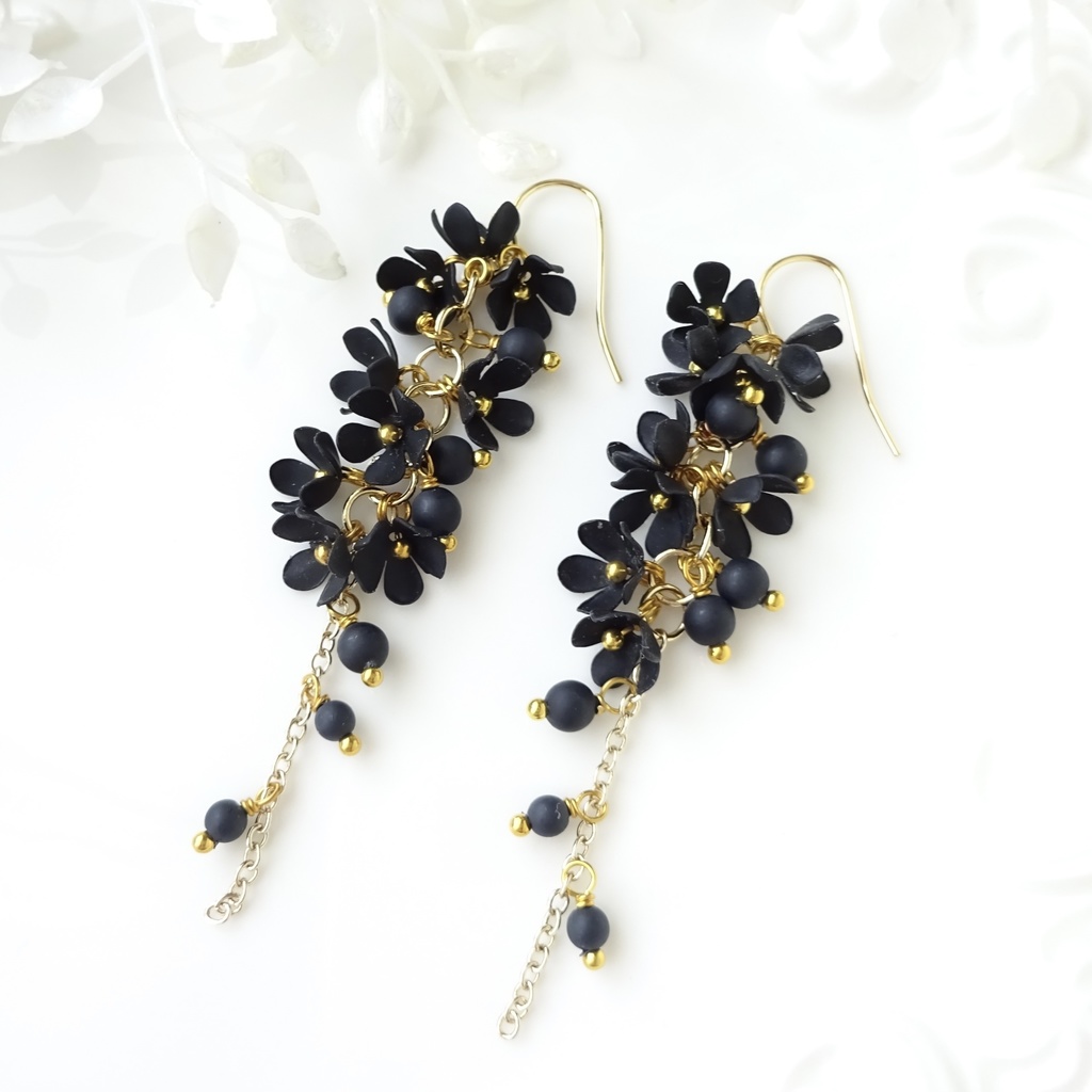 黒小花のシャンデリアピアス(イヤリングOK)