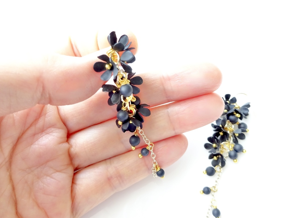 黒小花のシャンデリアピアス(イヤリングOK)