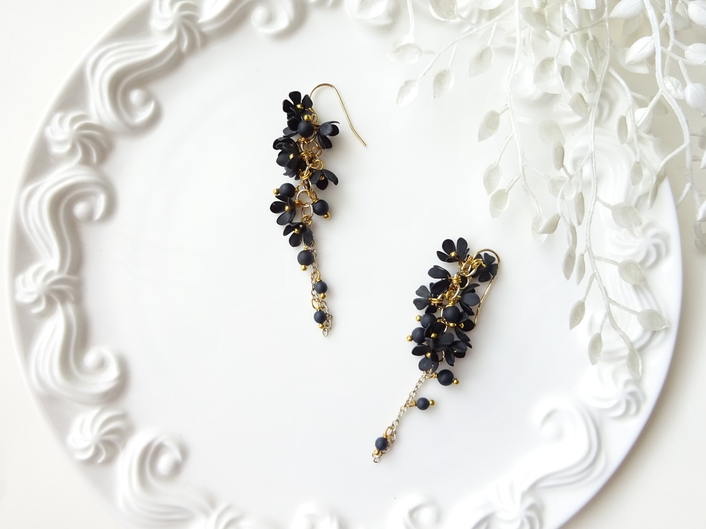 黒小花のシャンデリアピアス(イヤリングOK)