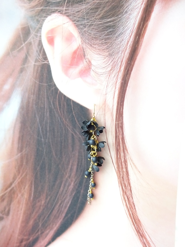黒小花のシャンデリアピアス(イヤリングOK)