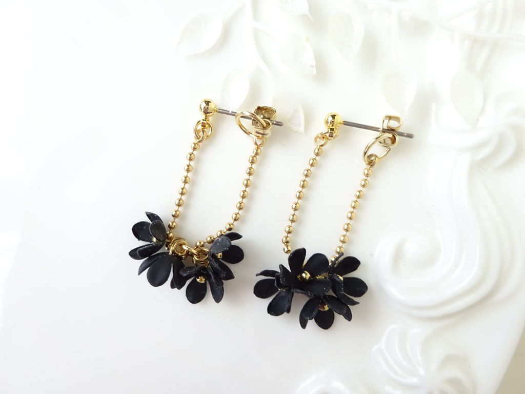 黒小花のゆらゆらピアス(ピアスのみ)