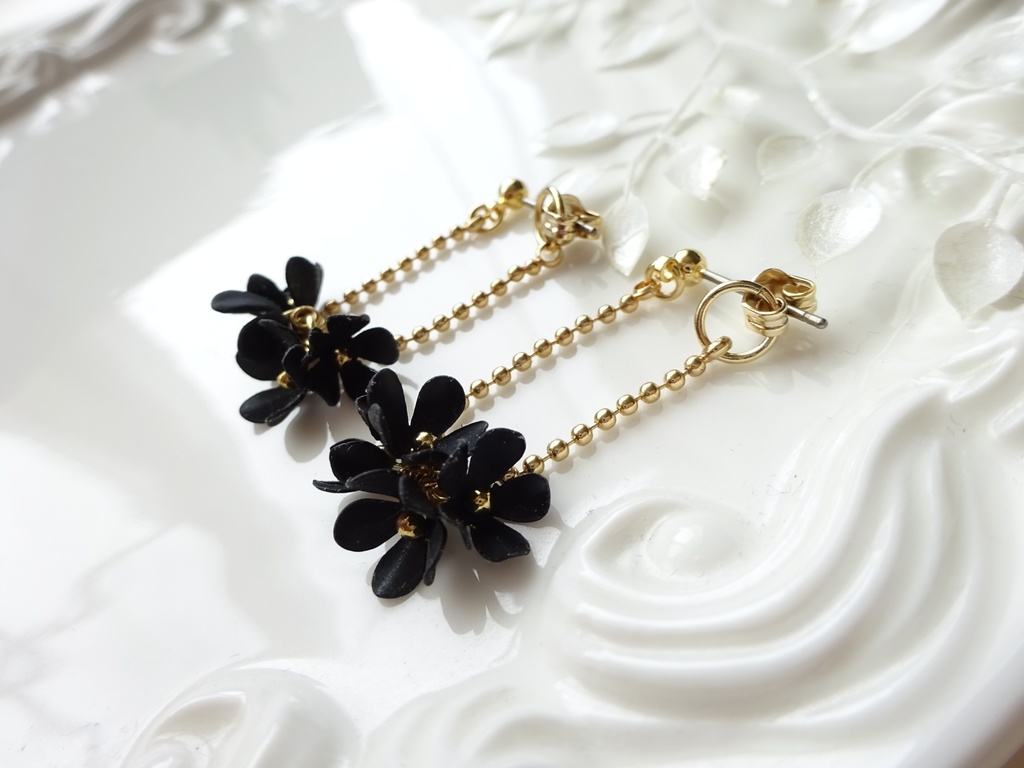 黒小花のゆらゆらピアス(ピアスのみ)