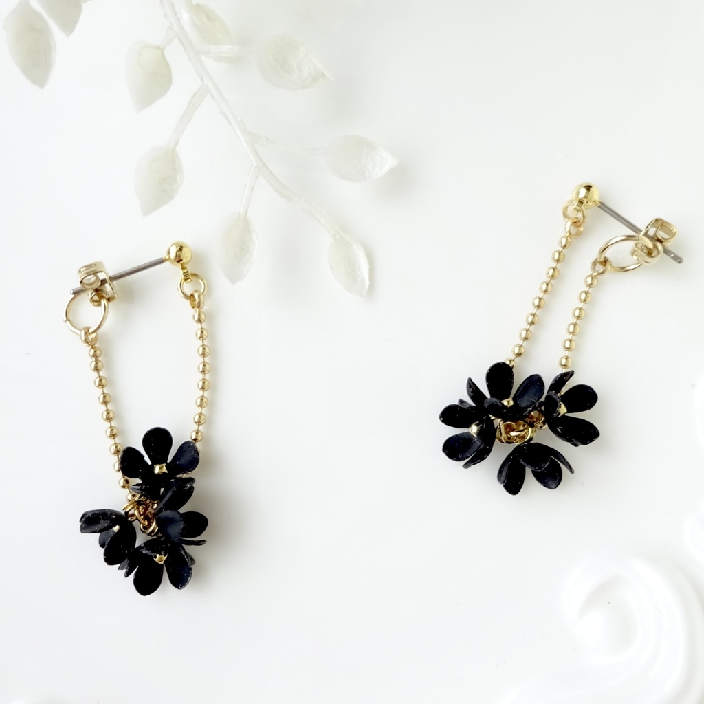 黒小花のゆらゆらピアス(ピアスのみ)