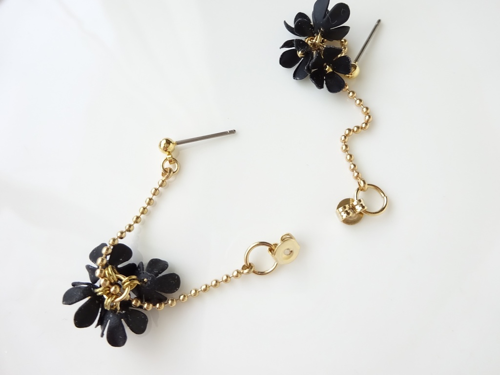 黒小花のゆらゆらピアス(ピアスのみ)