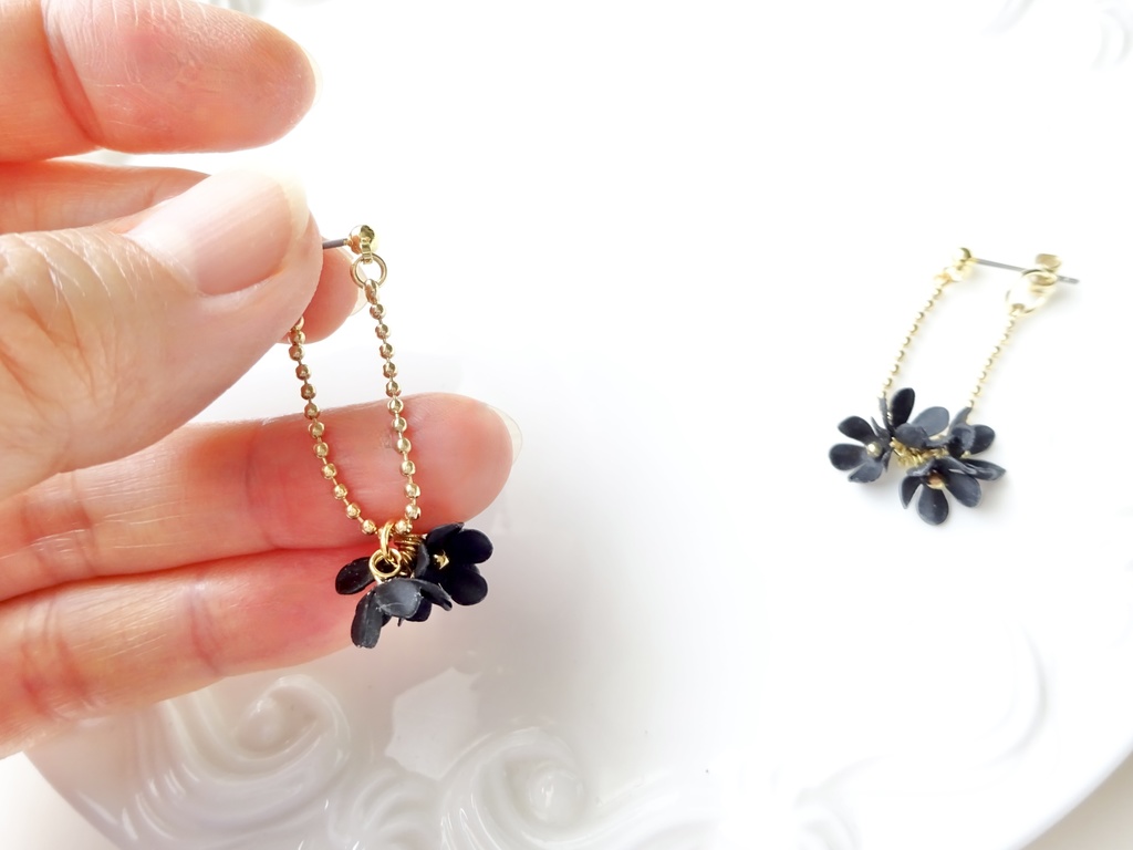 黒小花のゆらゆらピアス(ピアスのみ)