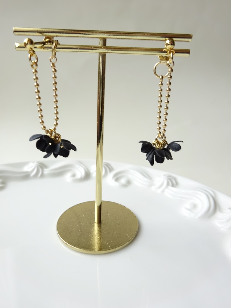 黒小花のゆらゆらピアス(ピアスのみ)