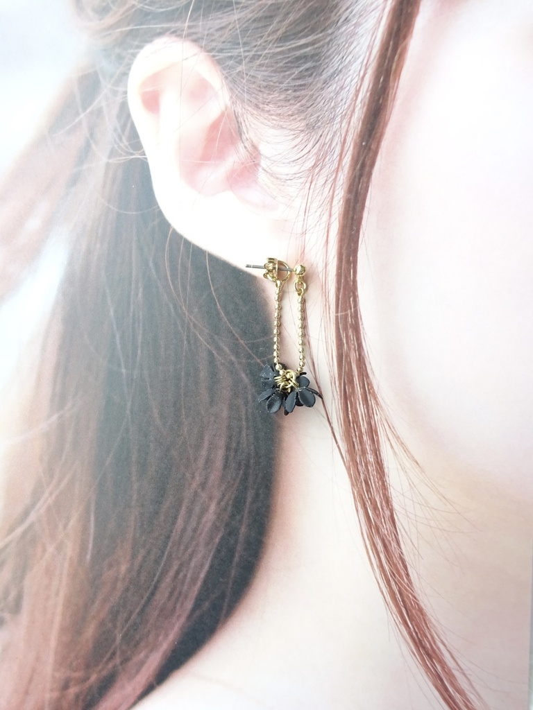 黒小花のゆらゆらピアス(ピアスのみ)
