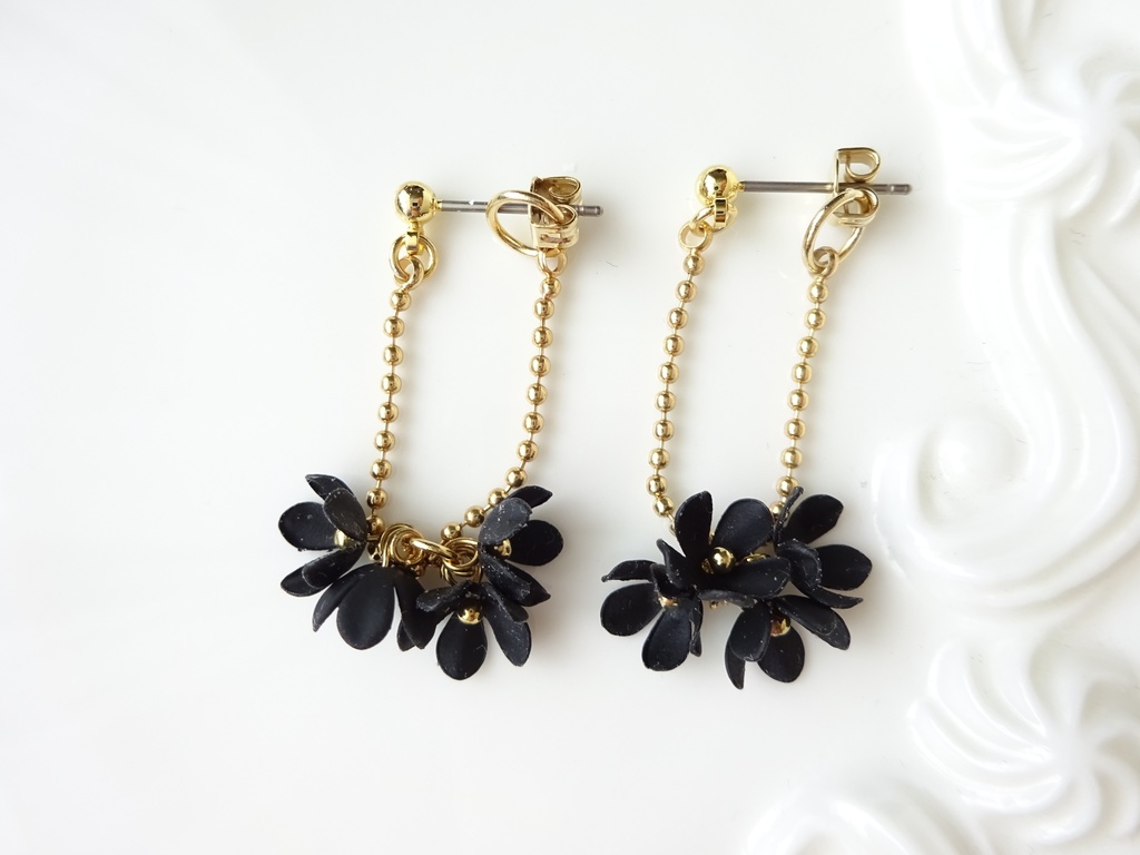 黒小花のゆらゆらピアス(ピアスのみ)