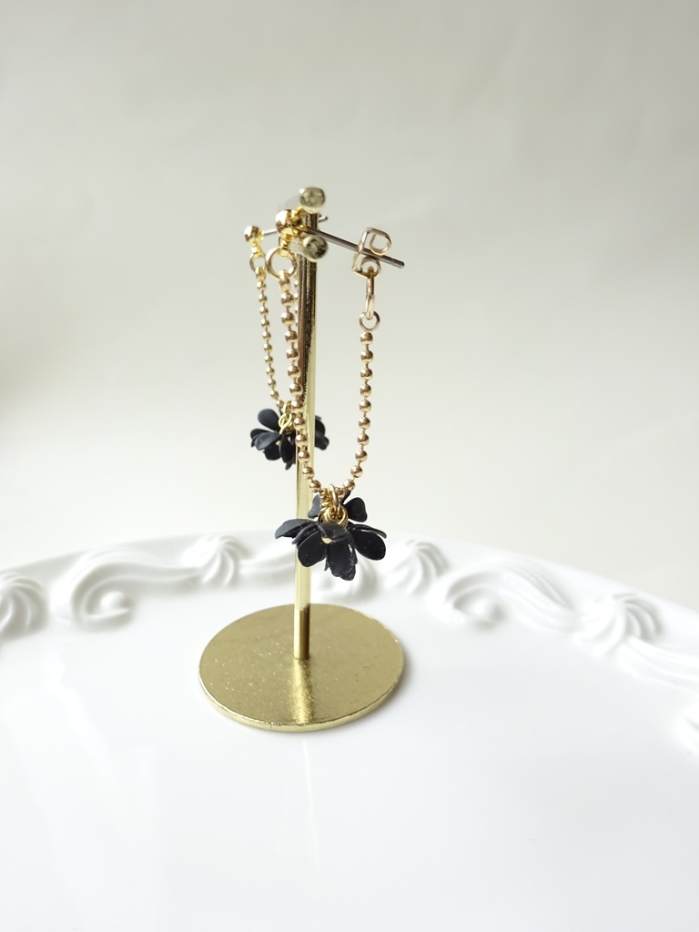 黒小花のゆらゆらピアス(ピアスのみ)