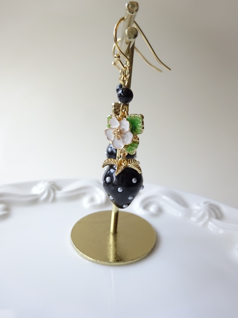 黒苺とお花のピアス(イヤリングOK)