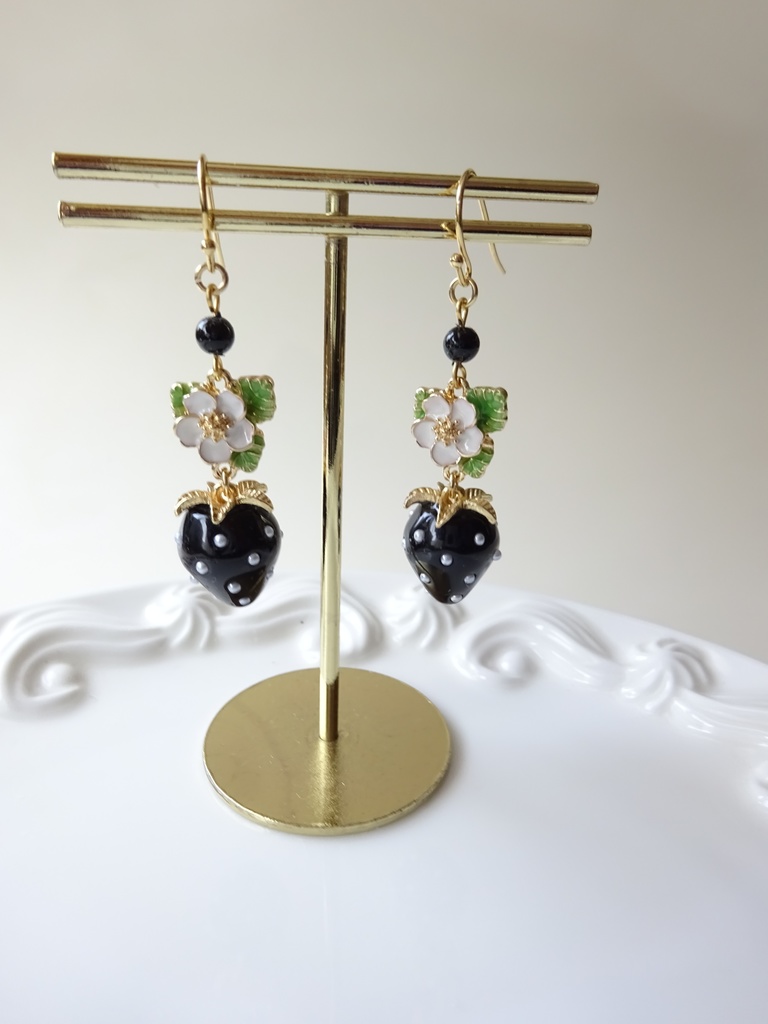 黒苺とお花のピアス(イヤリングOK)
