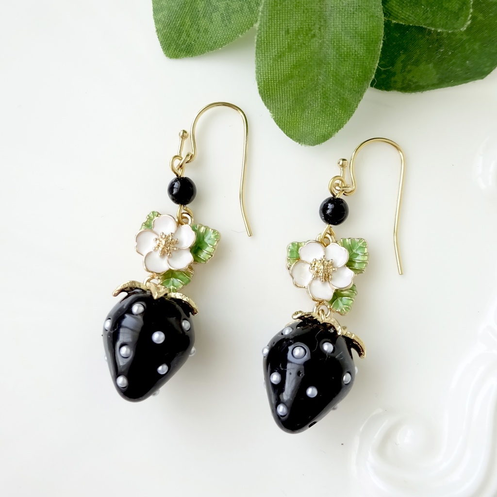 黒苺とお花のピアス(イヤリングOK)