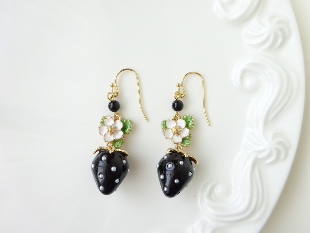 黒苺とお花のピアス(イヤリングOK)
