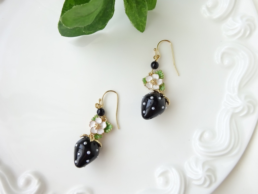 黒苺とお花のピアス(イヤリングOK)