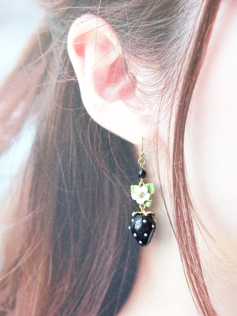 黒苺とお花のピアス(イヤリングOK)