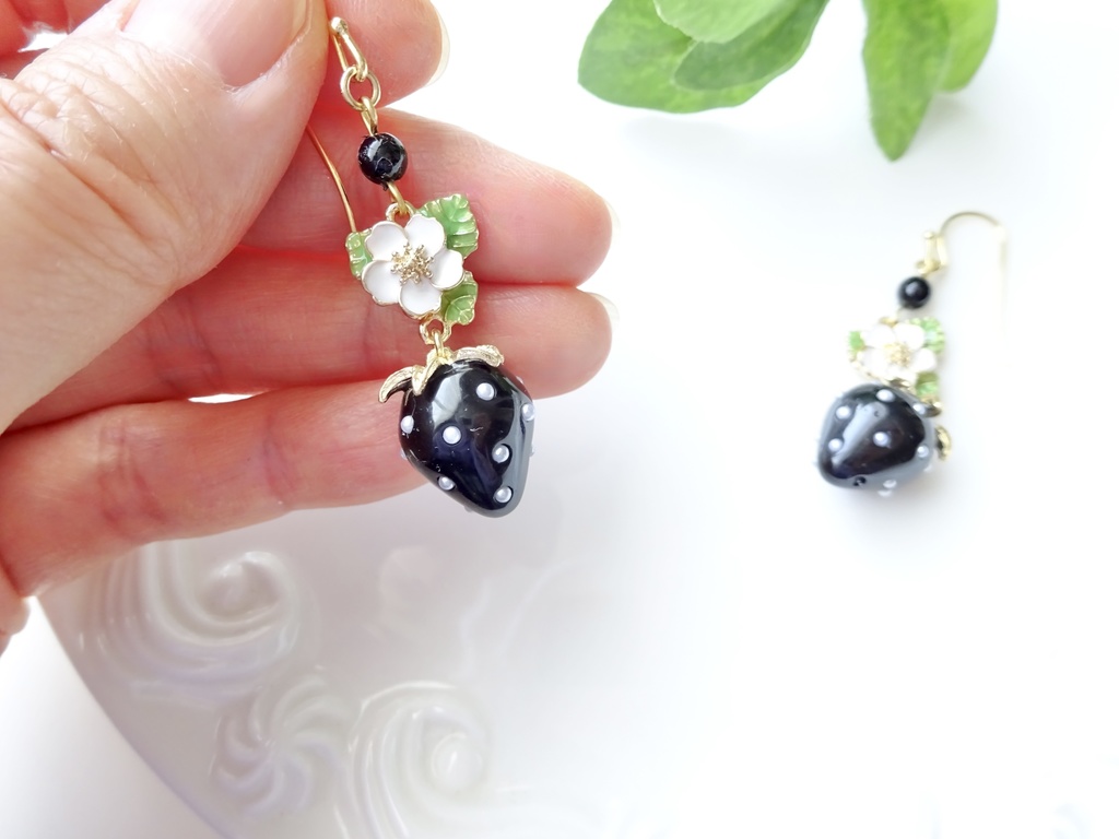 黒苺とお花のピアス(イヤリングOK)