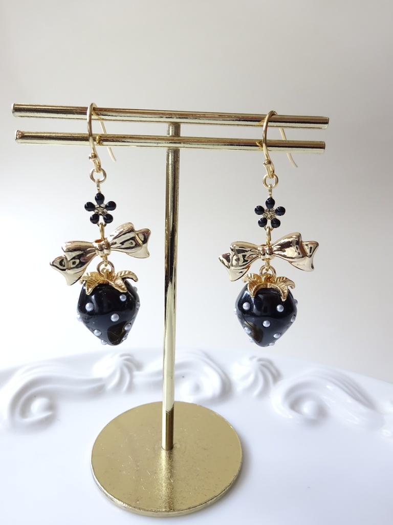 黒苺とリボンのピアス(イヤリングOK)