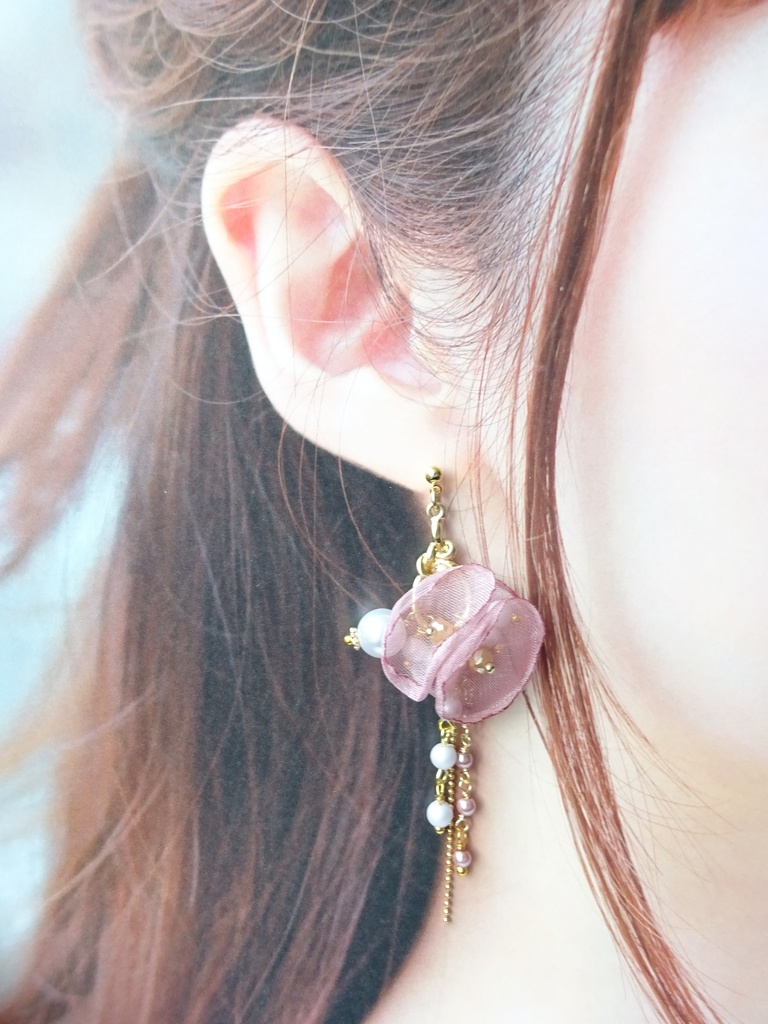 ピンクポピーの花束ピアス(イヤリングOK)