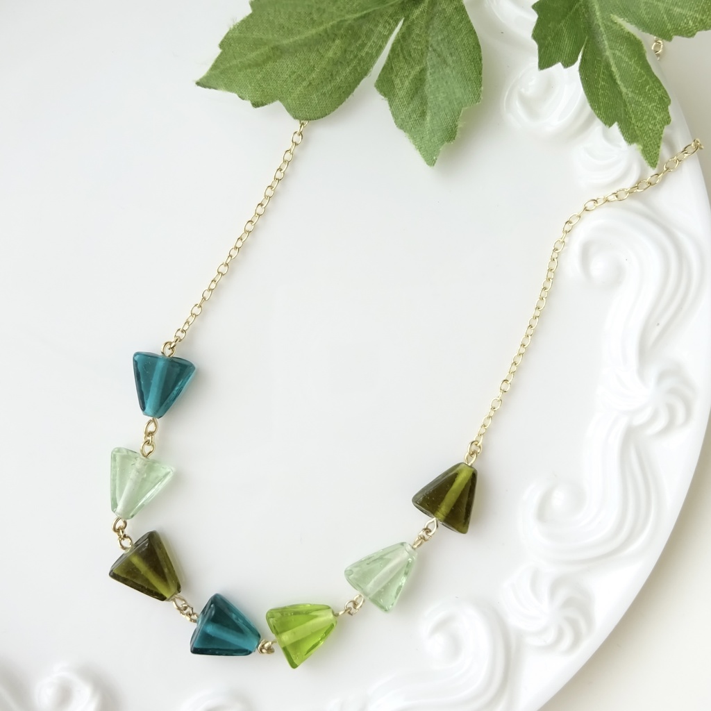 三角ガラスのネックレス・グリーン