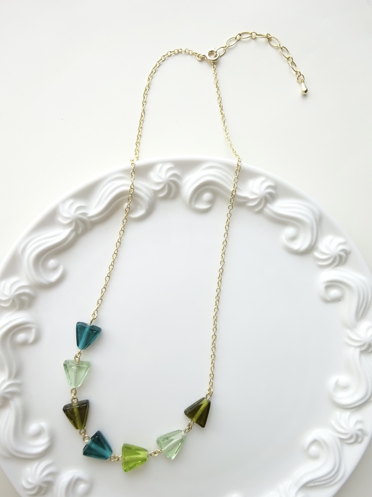 三角ガラスのネックレス・グリーン