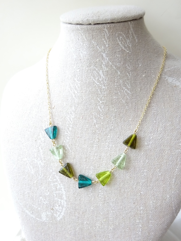三角ガラスのネックレス・グリーン