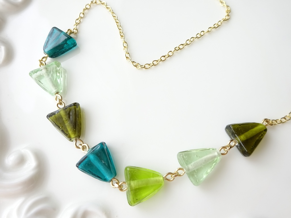 三角ガラスのネックレス・グリーン