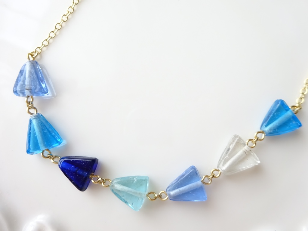 三角ガラスのネックレス・ブルー