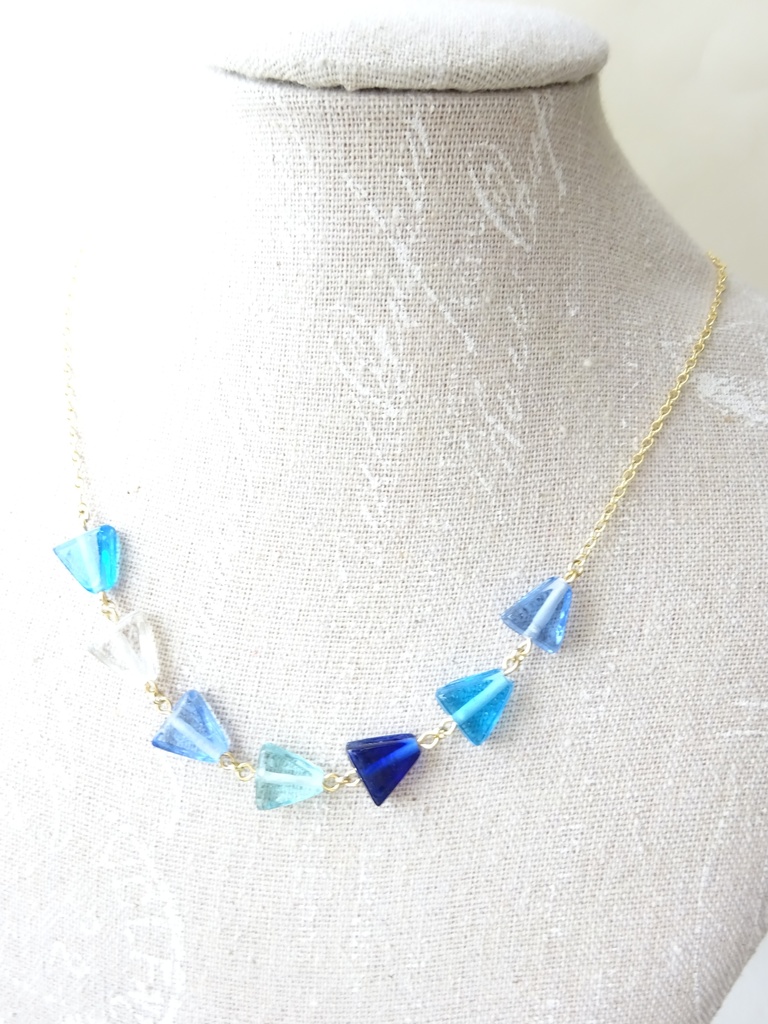 三角ガラスのネックレス・ブルー
