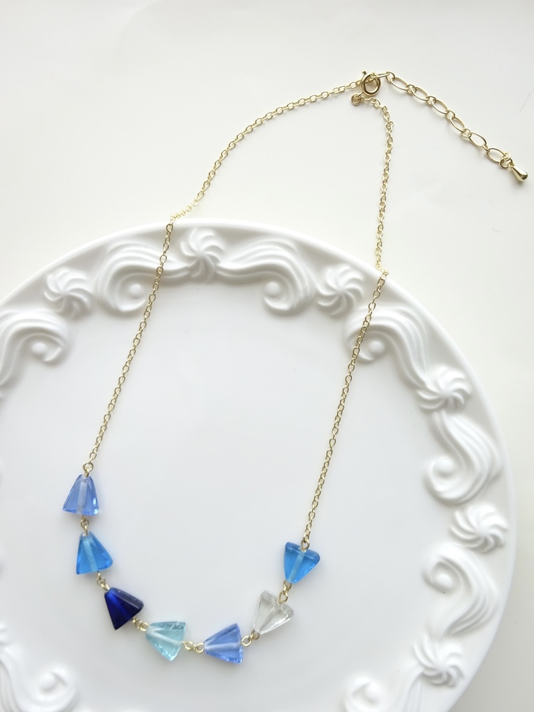 三角ガラスのネックレス・ブルー