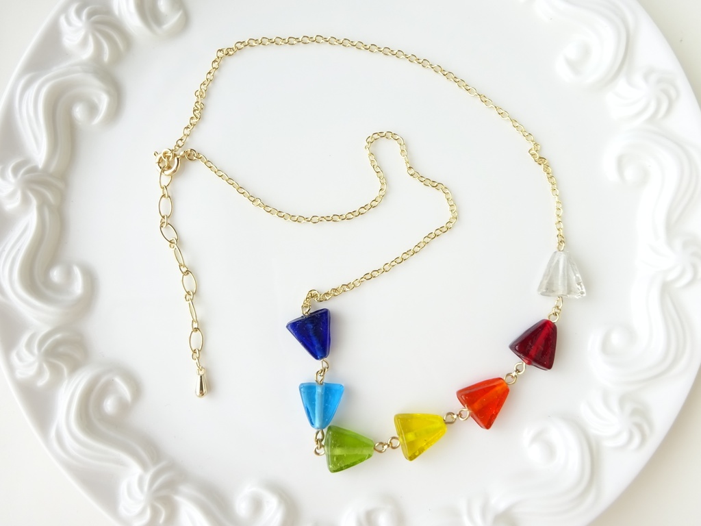三角ガラスのネックレス・レインボー