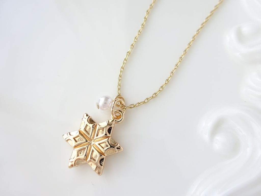 金の雪の結晶のネックレス