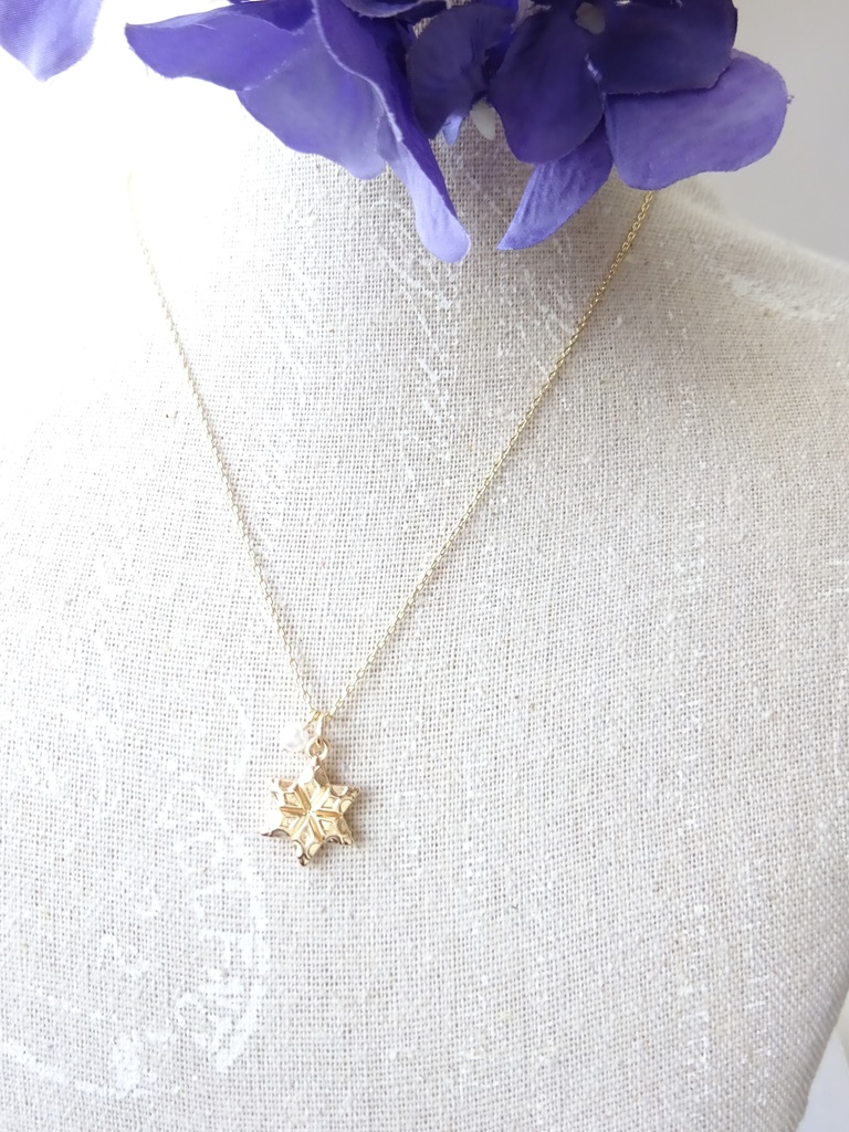 金の雪の結晶のネックレス