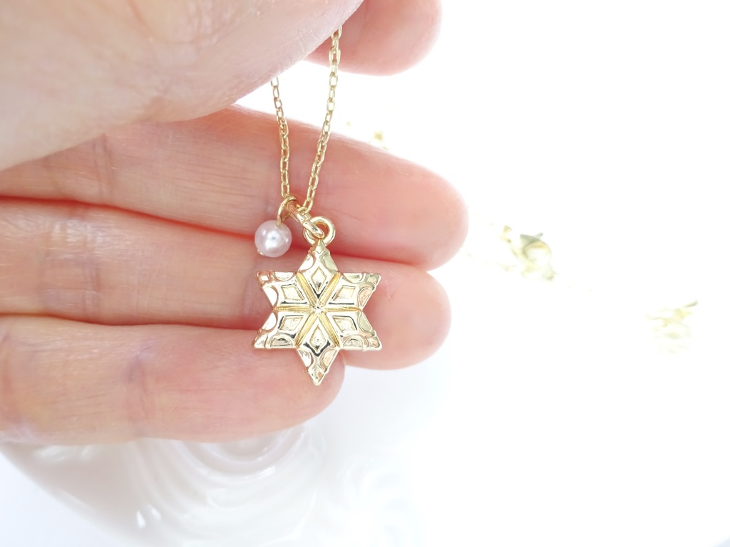 金の雪の結晶のネックレス