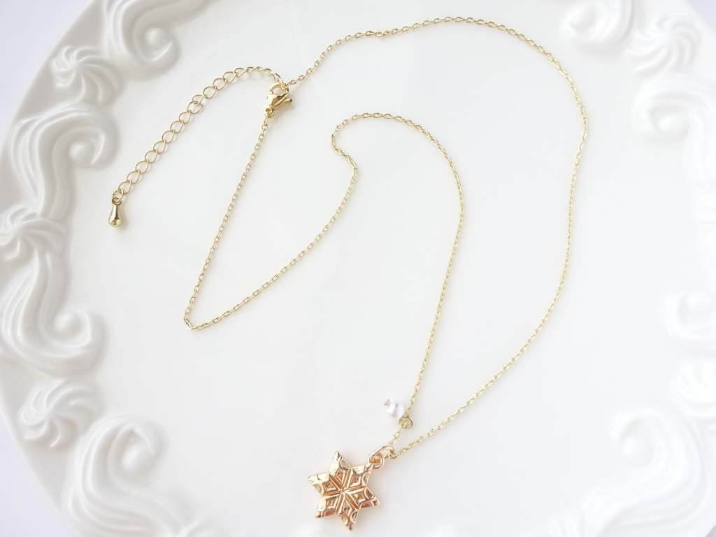 金の雪の結晶のネックレス