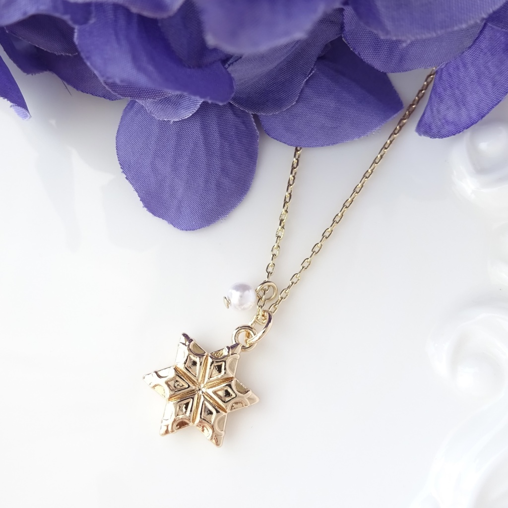金の雪の結晶のネックレス