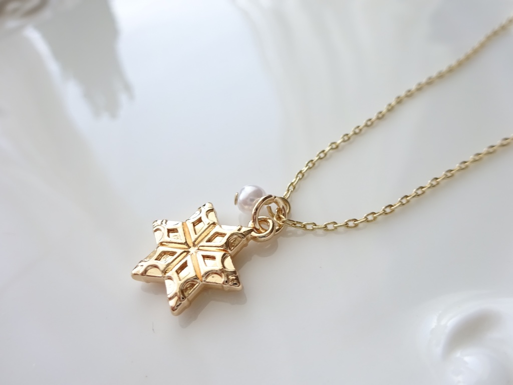 金の雪の結晶のネックレス