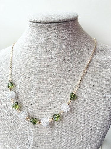 しろつめ草のリースのネックレス