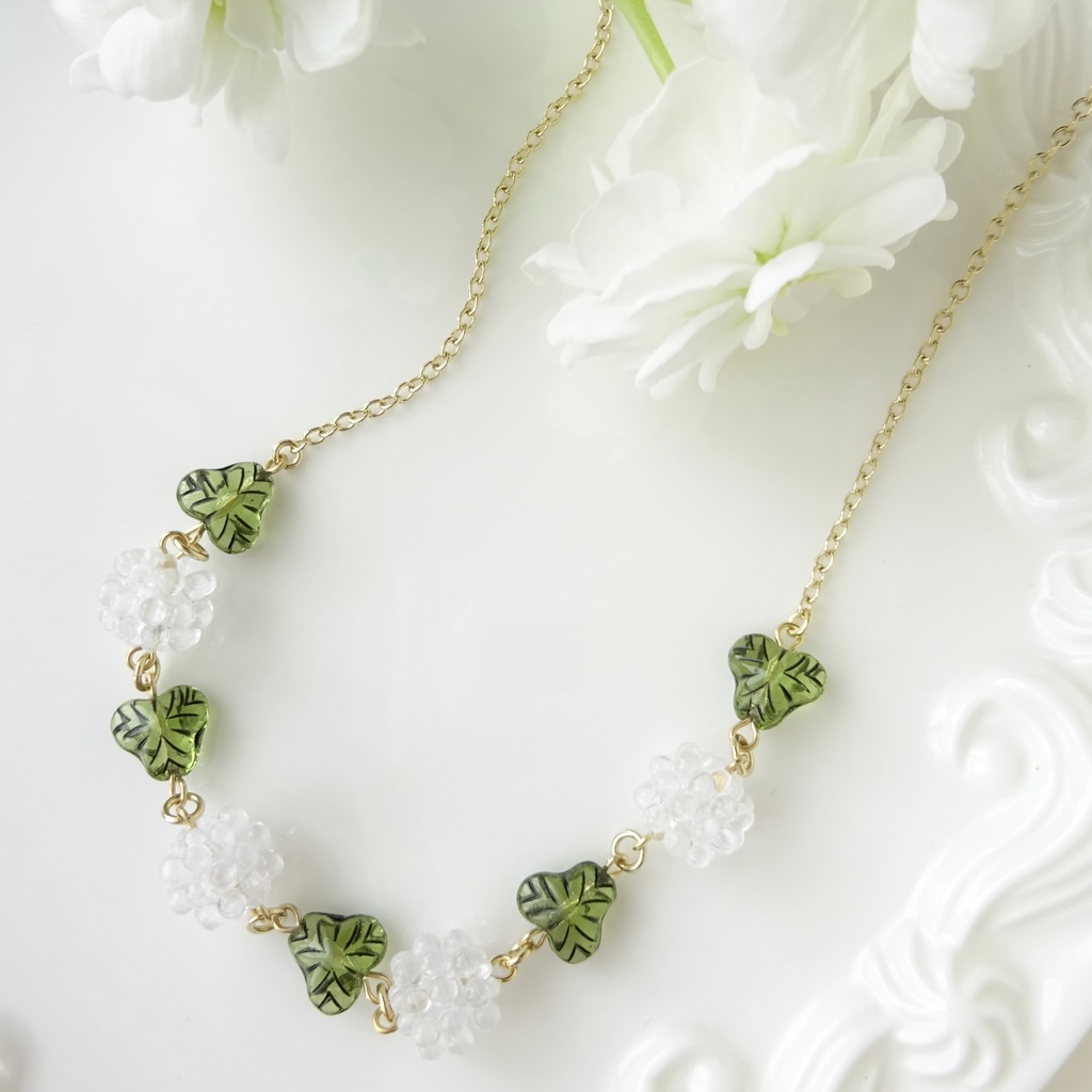 しろつめ草のリースのネックレス