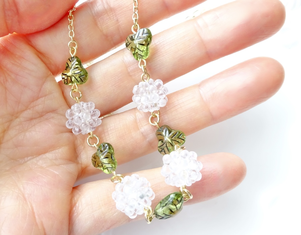 しろつめ草のリースのネックレス