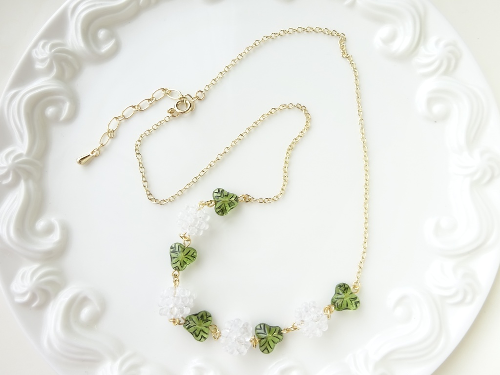 しろつめ草のリースのネックレス